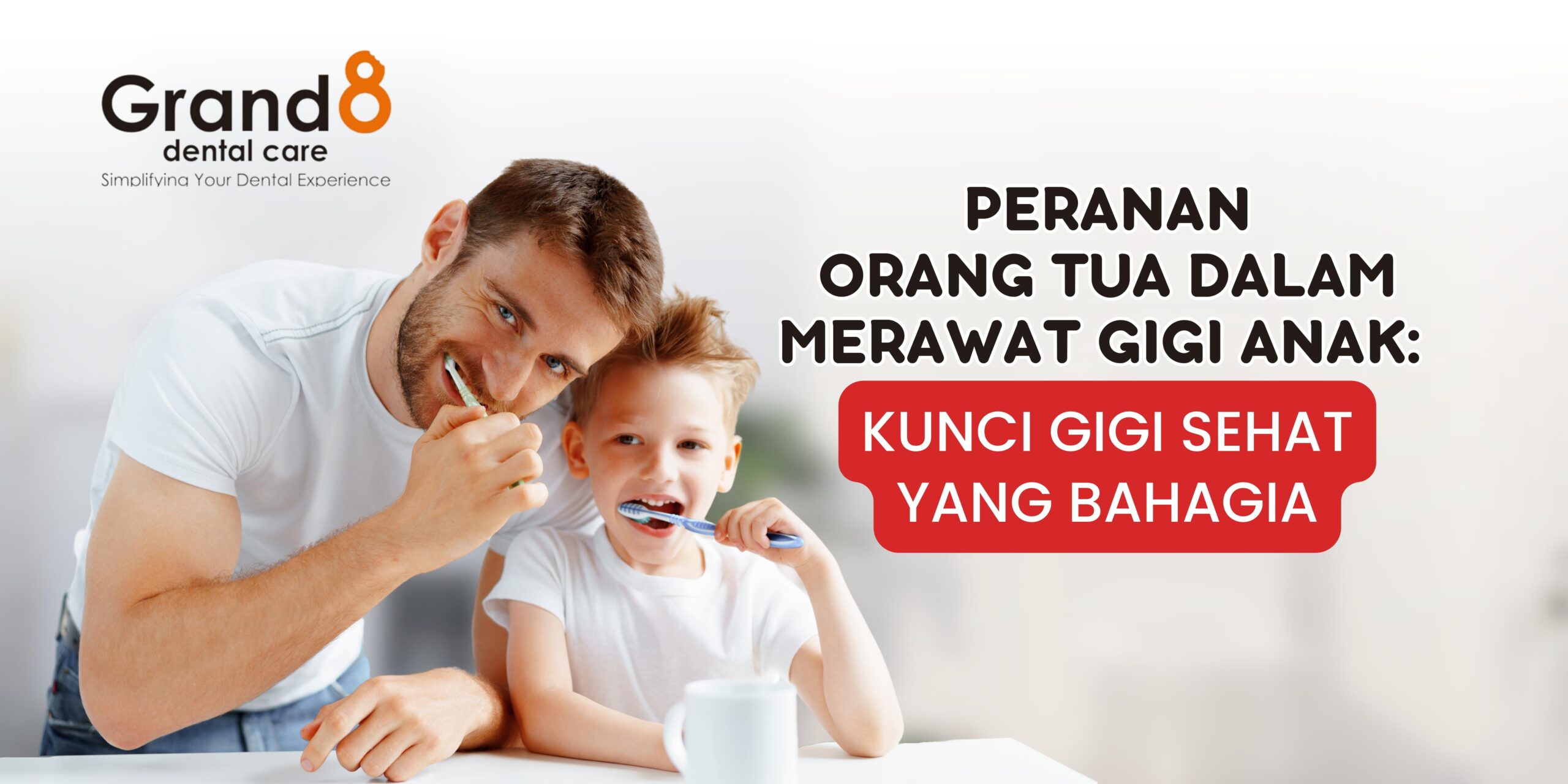Ayah dan anak tersenyum sambil menggosok gigi bersama, menjelaskan pentingnya merawat gigi anak.